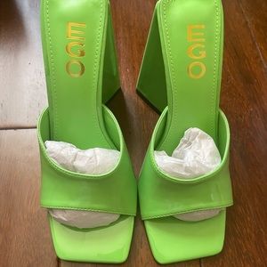 SCULPTURED FLARED BLOCK HEEL MULE IN GREEN PATENT